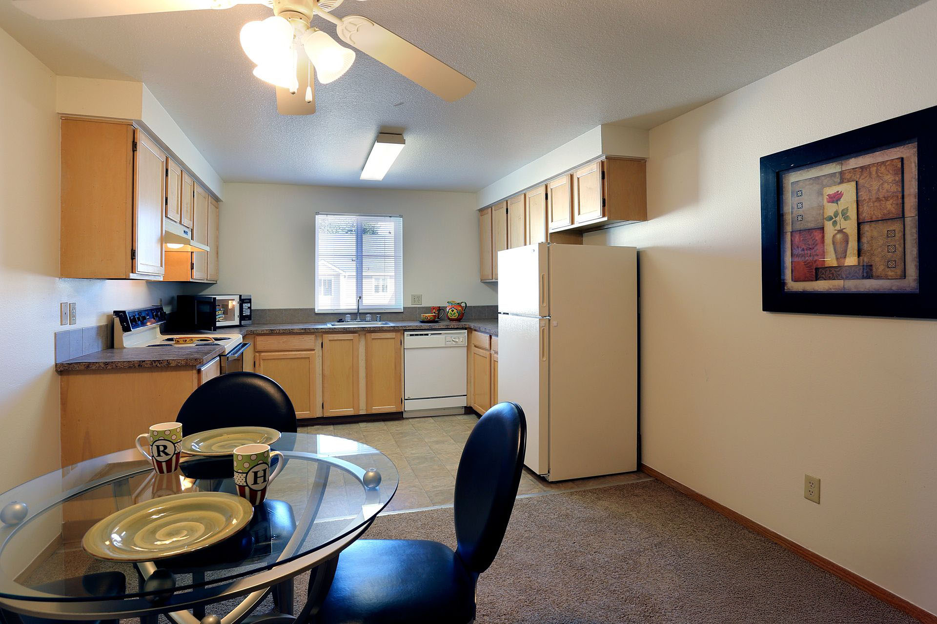 Beautiful dinning and kitchen area